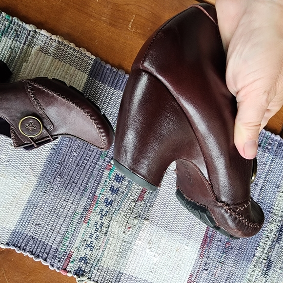 Clarks Indigo slip on comfort heels bendable brown 10m button detail - Picture 9 of 13